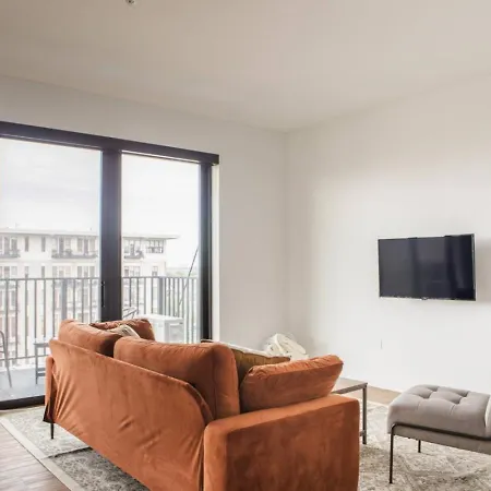 Chic East Side 1Br Apt With Balcony, Pool, And Gym